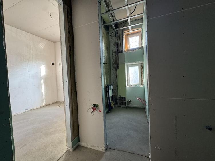 Apartament cu 4 camere semidecomandat în Est