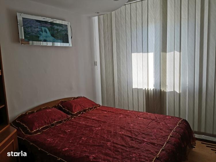 Apartament cu 3 camere semidecomandat în Craiovița Nouă