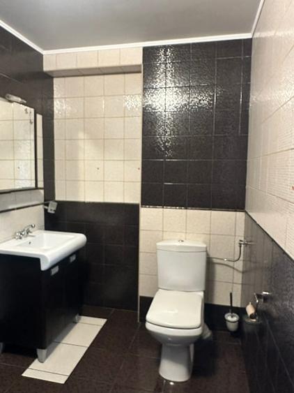 Duplex cu 7 camere cu Canalizare în Central