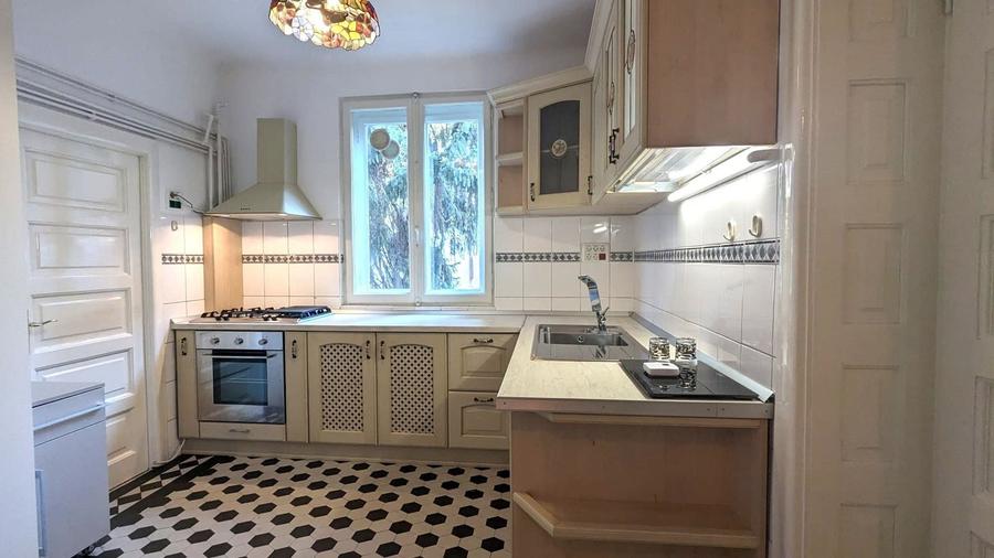Apartament cu 6 camere semidecomandat în Dorobanți