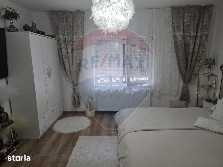 Casă cu 8 camere cu Teren 527 Mp în Berzasca