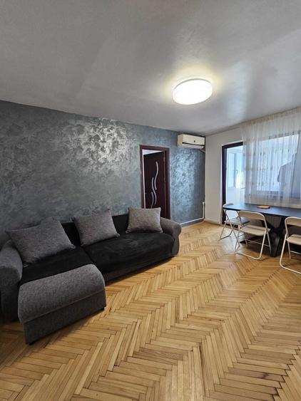 Apartament cu 3 camere semidecomandat în Craiovița Nouă