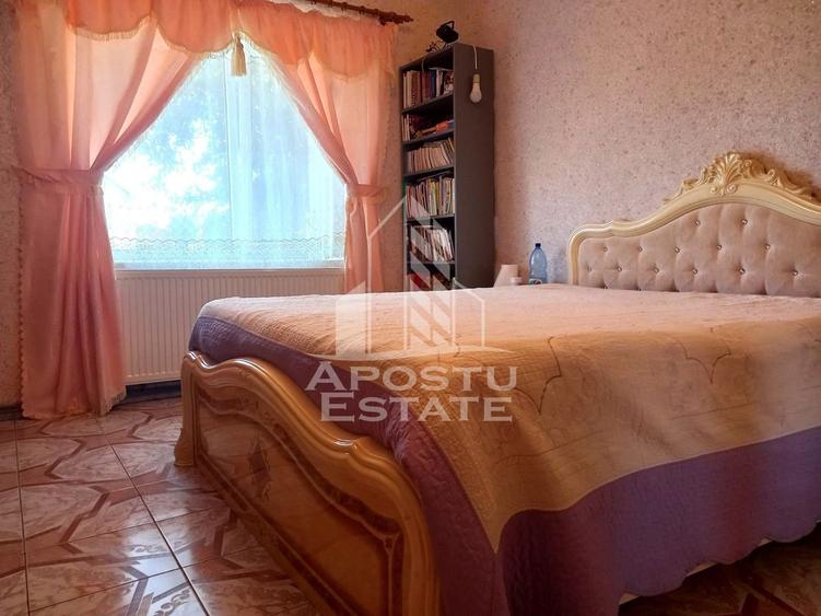 Casă individuală cu 8 camere cu Canalizare în Nord