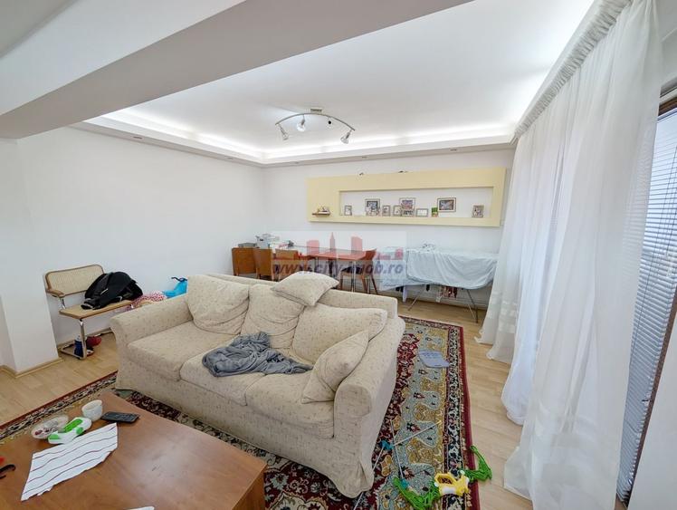 Apartament cu 4 camere semidecomandat, mobilat în Central