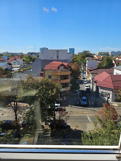 Apartament cu 4 camere decomandat în Tei