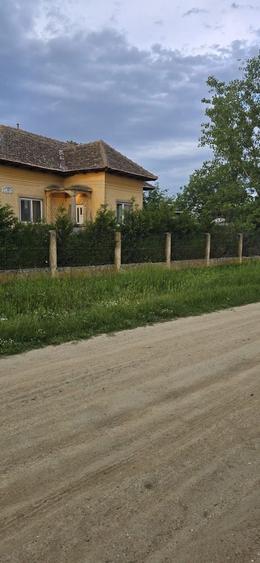 Casă cu 4 camere în Izvoare