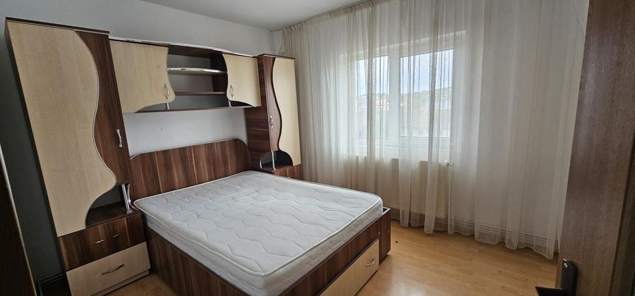 Apartament cu 2 camere semidecomandat, mobilat în Moinești