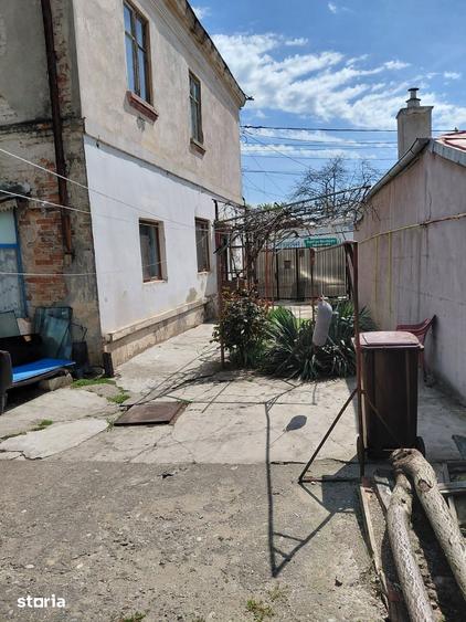 Casă cu 10 camere cu Teren 400 Mp în Central