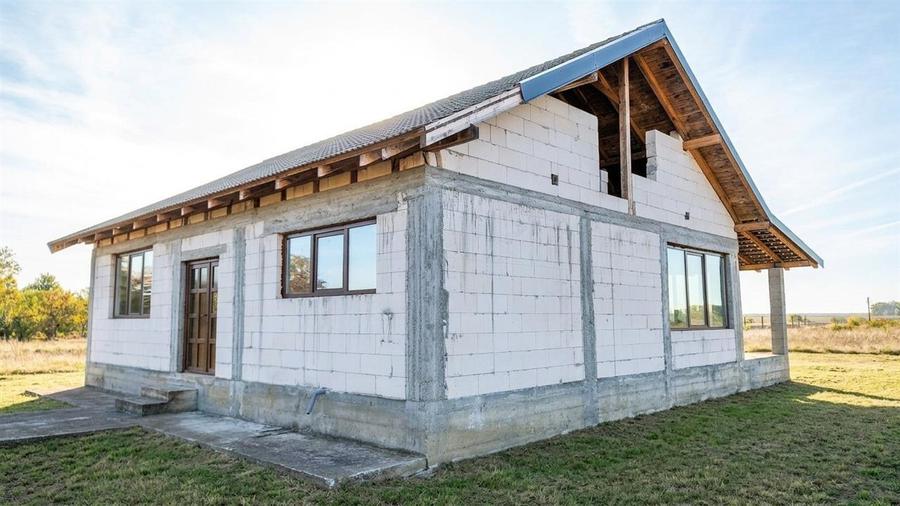 Casă cu 2 camere cu Teren 2248 Mp în Miersig