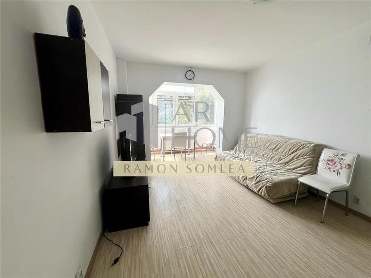 Apartament cu 3 camere semidecomandat, mobilat în Nord