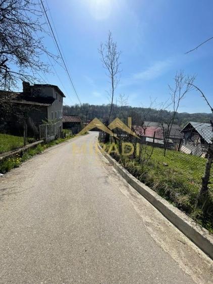 Casă individuală cu 5 camere cu Teren 1990 Mp în Adunați