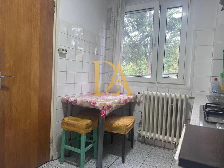 Apartament cu 3 camere semidecomandat în Brâncoveanu