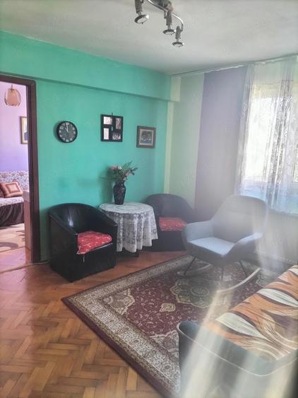 Apartament cu 3 camere semidecomandat în Central