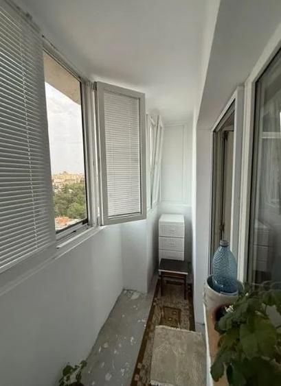 Apartament cu 3 camere decomandat în Lacul Tei