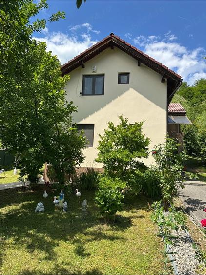 Casă cu 5 camere cu Teren 800 Mp în Central