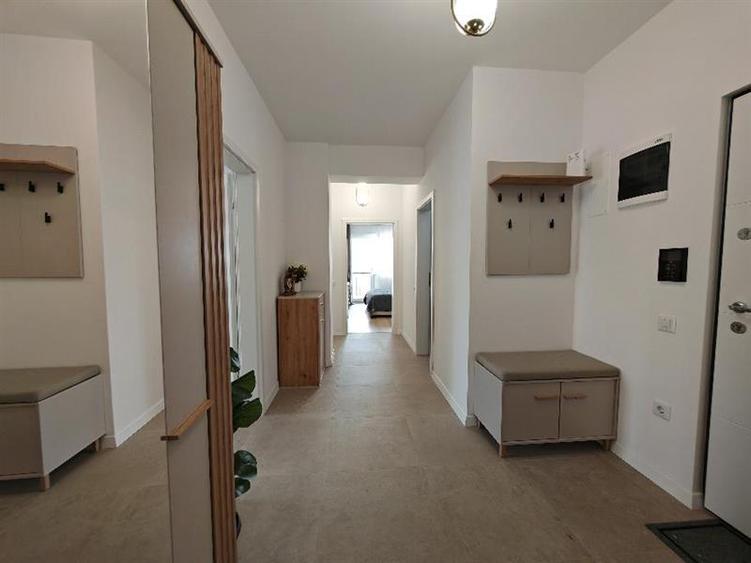 Apartament cu 3 camere decomandat, mobilat în Tractorul