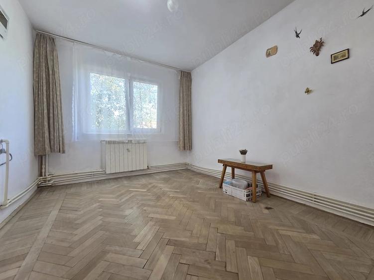 Apartament cu 3 camere semidecomandat în Micro 40