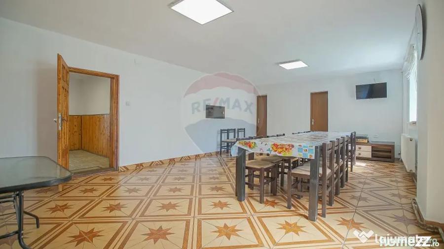 Casă cu 10 camere cu Teren 1137 Mp în Moieciu