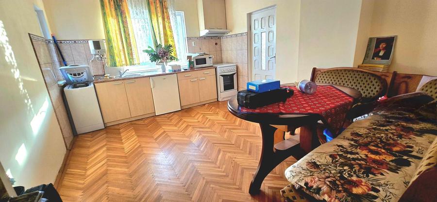 Casă individuală cu 7 camere cu Canalizare în Central