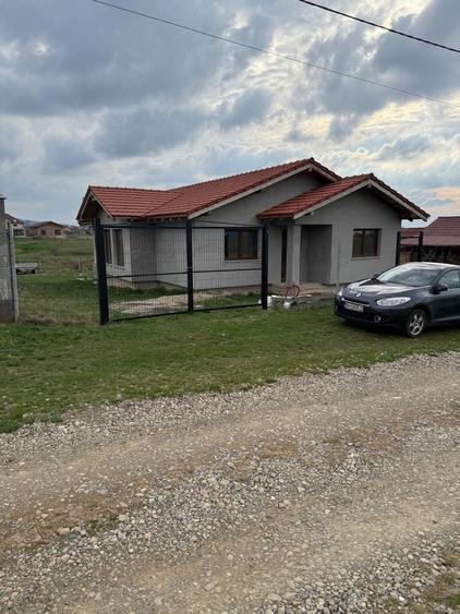 Casă cu 4 camere în Alparea