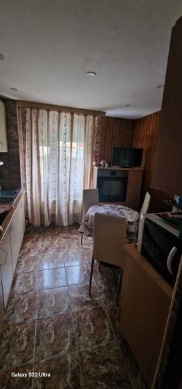 Apartament cu 3 camere semidecomandat, mobilat în Govândari