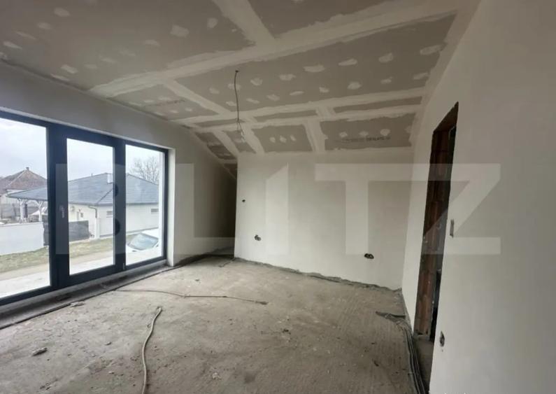 Casă cu 4 camere cu Teren 300 Mp în Lazuri