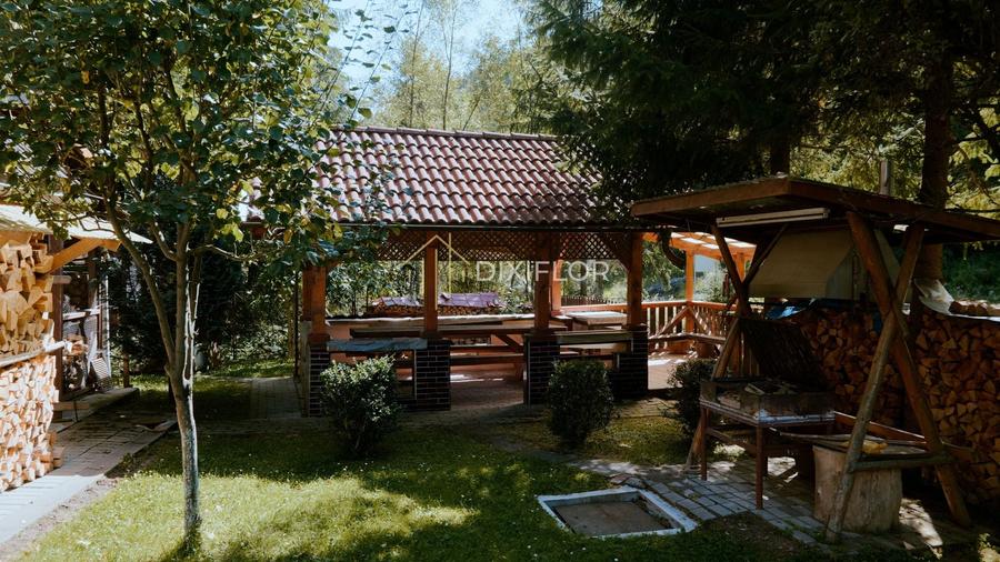 Casă individuală cu 7 camere cu Canalizare în Stânceni