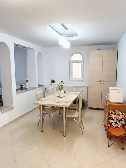 Apartament cu 3 camere decomandat, mobilat în Central