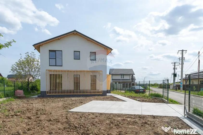 Casă cu 4 camere cu Teren 450 Mp în Săbăreni