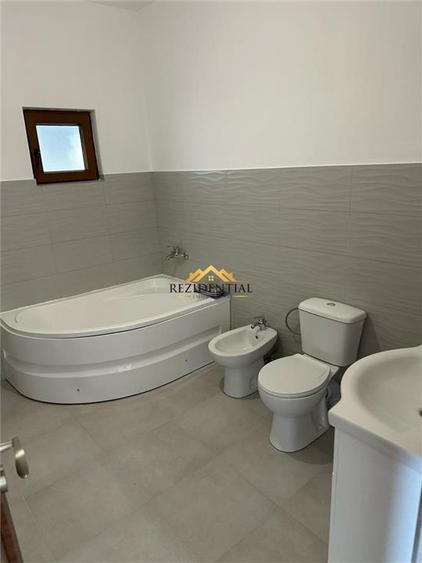 Casă individuală cu 5 camere cu Canalizare în Cervicești