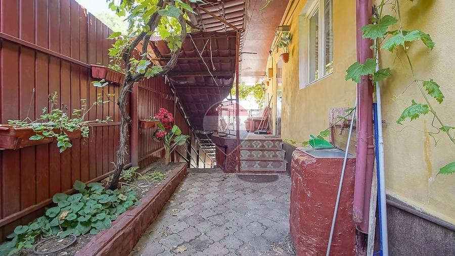 Casă cu 2 camere cu Teren 104 Mp în Schei