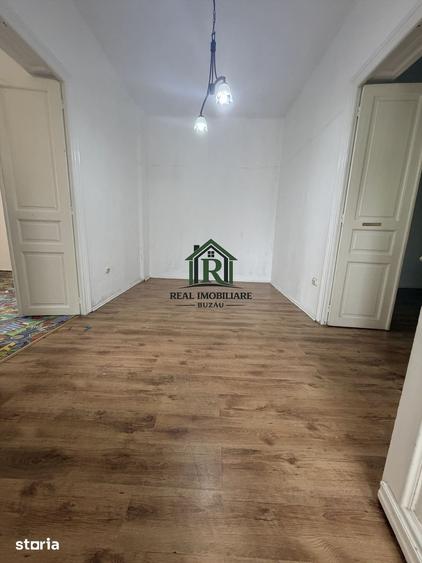 Casă cu 2 camere decomandat cu Teren 300 Mp în Central