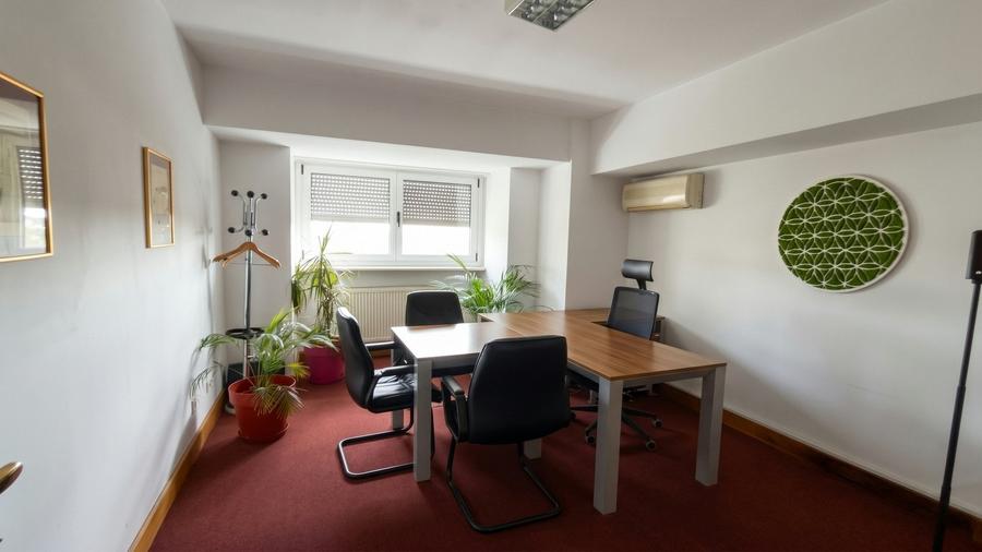 Penthouse cu 4 camere semidecomandat în P-ța Unirii