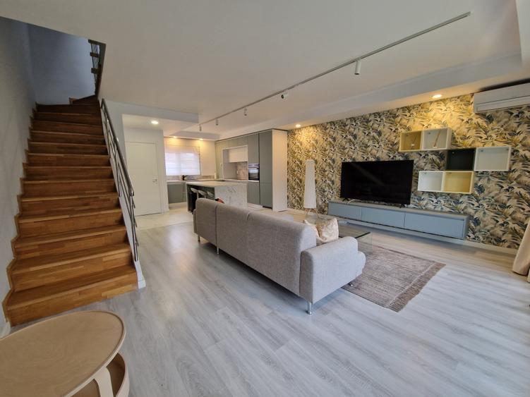 Duplex cu 4 camere cu Piscina în Ștefăneștii de Jos