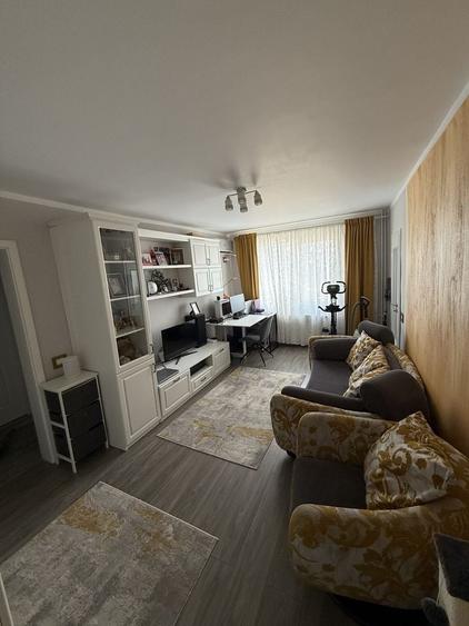 Apartament cu 4 camere semidecomandat în Fizicienilor