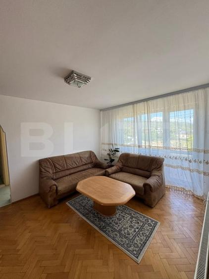 Apartament cu 3 camere semidecomandat, mobilat în Moreni