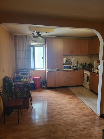 Apartament cu 3 camere decomandat în Sud