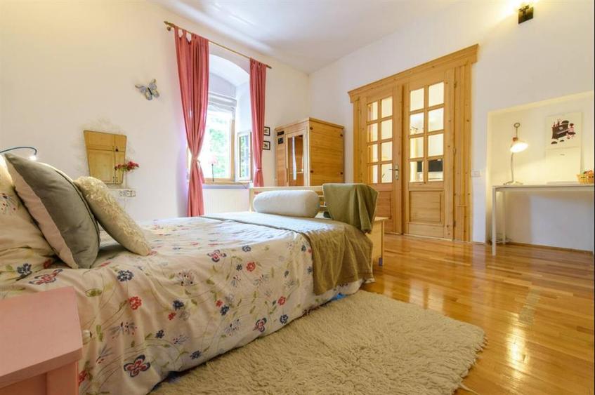Apartament cu 2 camere semidecomandat, mobilat în Centrul Istoric