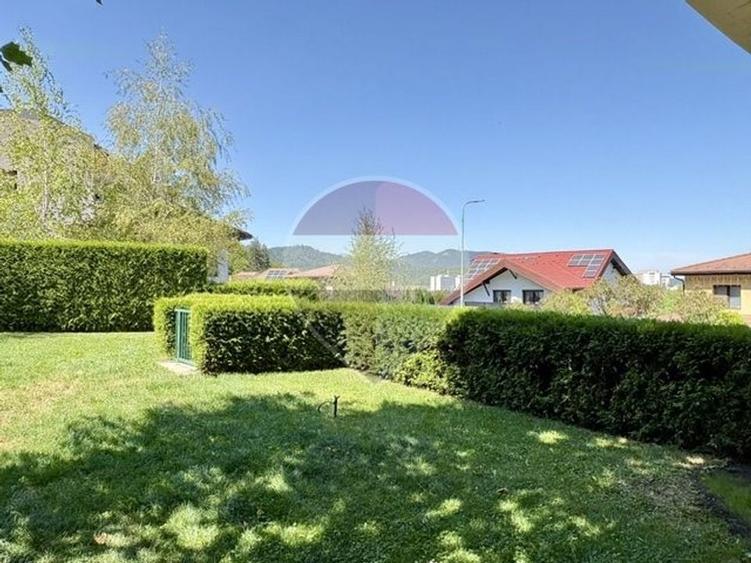 Casă individuală cu 6 camere cu Teren 1010 Mp în Noua