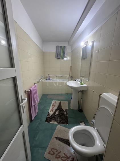 Apartament cu 4 camere decomandat în Titan