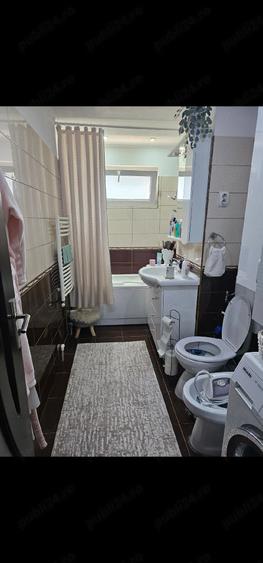 Apartament cu 3 camere decomandat în Exterior Vest
