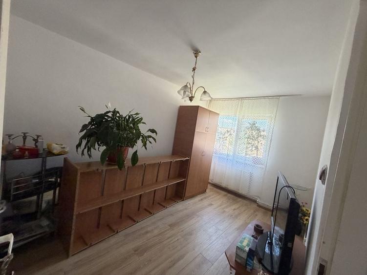 Apartament cu 3 camere semidecomandat în Zamfirescu