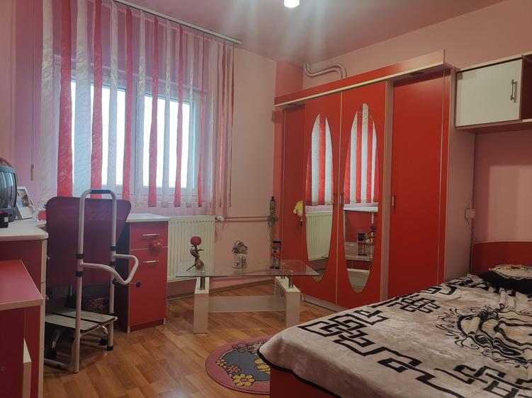 Apartament cu 4 camere semidecomandat în Brâncoveanu