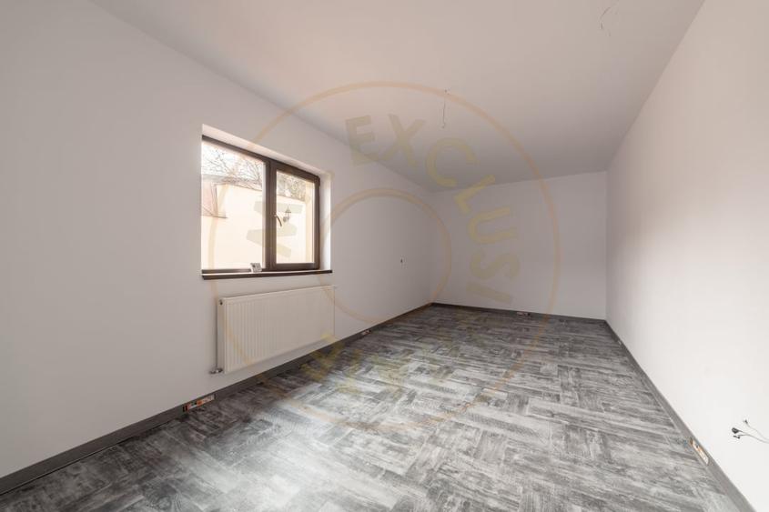 Casă individuală cu 8 camere cu Canalizare în Izvorani