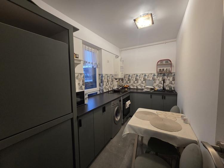 Apartament cu 6 camere semidecomandat în Metalurgiei