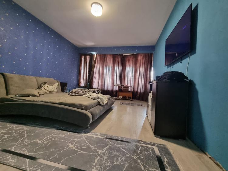 Casă individuală cu 8 camere cu Canalizare în CFR