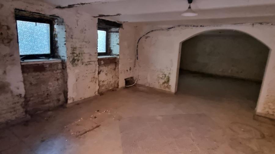 Casă individuală cu 5 camere cu Canalizare în Central