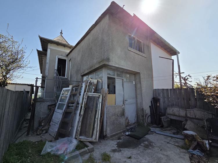 Casă cu 5 camere cu Teren 213 Mp în Carierei