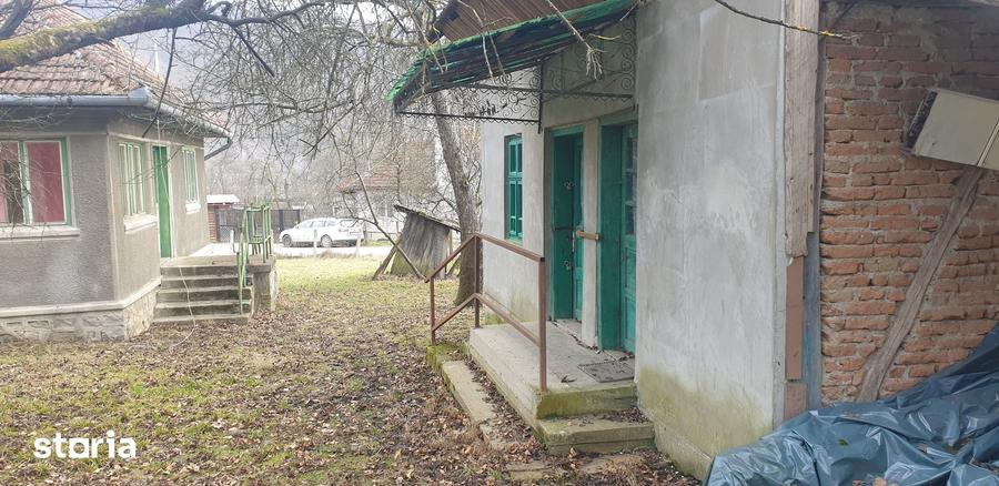 Casă cu 2 camere cu Teren 3000 Mp în Zdrapți