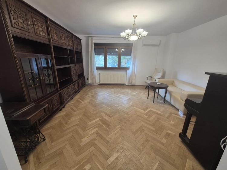 Apartament cu 3 camere decomandat în Calea Victoriei